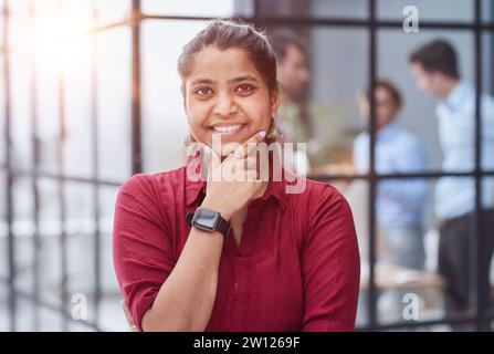 Ritratto anteriore di bella giovane donna in ufficio Foto Stock