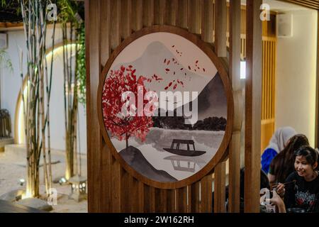 Immergiti nell'eleganza serena con l'arte murale giapponese su una tela di legno, caratterizzata da vivaci fiori rossi, maestose montagne e una tranquilla barca Foto Stock