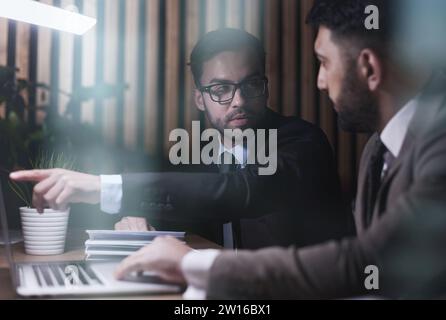 Due lavoratori di mezza età lavorano alla scrivania in un ufficio. Foto Stock