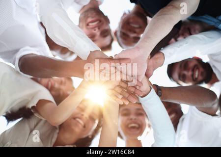 Selfie di giovani uomini d'affari sorridenti che si divertono insieme Foto Stock