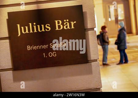 Bank Julius Bär, Niederlassung München, Brienner Straße, Dezember 2023 Deutschland, München, 20.12.2023, Bank Julius Bär, Niederlassung München, Brienner Straße 1, Nähe Odeonsplatz, Firmenschild, Schweizer Privatbank Hat nach Signa-Pleite hohes Kreditrisiko, Bankhaus, Wirtschaft, Dezember 2023, Bayern, *** Bank Julius Baer, filiale di Monaco, Brienner Strasse, dicembre 2023 Germania, Monaco di Baviera, 20 12 2023, Bank Julius Baer, filiale di Monaco, Brienner Strasse 1, vicino Odeonsplatz, segno societario, la banca privata svizzera ha un alto rischio di credito dopo il fallimento di Signa, Bank House, Economy, dicembre 2023, Baviera, Foto Stock