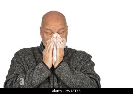 Senior uomo caucasico in giacca maglione grigia starnuti con tessuto, spazio copia - concetto di salute e malattia Foto Stock