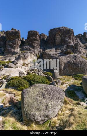 Percorso con scale per la scultura di Santa Maria Senhora da Boa Estrela scolpita nella roccia di granito, Serra da Estrela, Portogallo Foto Stock