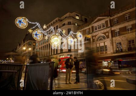 Luci natalizie sullo Strand a Londra, 2023 Foto Stock