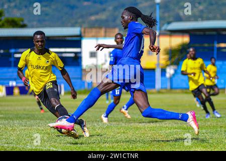 NAIROBI, KENYA - 20; la polizia del Kenya Tito Okello (a destra) controlla lontano da Tusker Bonface Onyango durante la partita di campionato KWPL tra Kenya Police e Soc Foto Stock