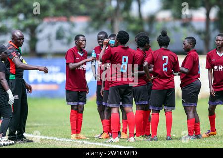 NAIROBI, KENYA - 20; l'allenatore di Soccer Assasins Francis Muhambe gestisce dalla linea di contatto ai giocatori contro i Kenya Police Bullets durante il tappeto della lega KWPL Foto Stock