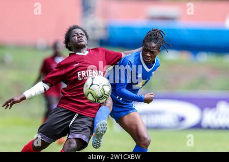 NAIROBI, KENYA - 20; Kenya Police Women Team Puren Anyetu (destra) tussle per la palla con le assassine di calcio Christine Imbenzi durante la partita di campionato KWPL Foto Stock