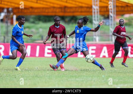 NAIROBI, KENYA - 20; Soccer Assasins Valarie Nekesa (centro) affronta i Kenya Police Bullets Quinter Owiti durante la partita di campionato KWPL tra la polizia del Kenya Foto Stock