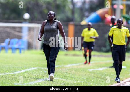 NAIROBI, KENYA - 20; Kenya Police Bullets Women Coach Beldine Odemba gesti dalla linea di contatto contro Soccer Assasins durante la scommessa della partita di campionato KWPL Foto Stock