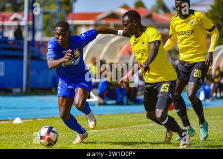 NAIROBI, KENYA - 20; la polizia del Kenya Alvin Mang’eni (a sinistra) dribbling davanti al Tusker Bonface Onyango durante la partita di campionato KWPL tra la polizia del Kenya e il calcio Foto Stock