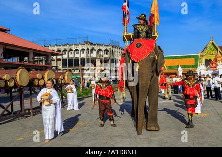 Lampang, Thailandia - 2 dicembre 2023: Cerimonia tradizionale con elefanti e soldati thailandesi vestiti in costume reale per celebrare l'ex re M. Foto Stock