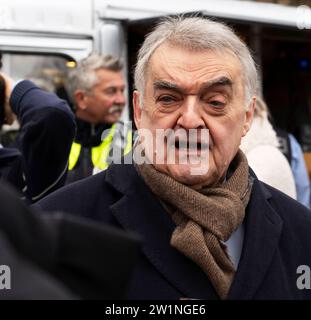 NRW Innenminister Herbert Reul caffè con un poliziotto - Die Polizei lädt ein NRW Innenminister Herbert Reul a Moers. DAS Format des NRW-Innenministeriums caffè con un poliziotto Kaffee mit einem Polizisten macht an verschiedenen Orten in ganz NRW Halt. Bürgerinnen und Bürger können in entspannter Atmosphäre mit der Polizei ins Gespräch kommen. Moers Deutschland Nordrhein-Westfalen / NRW *** NRW Ministro dell'interno Herbert Reul caffè con un poliziotto la polizia vi invita Ministro dell'interno NRW Herbert Reul a Moers il formato del Ministero dell'interno NRW caffè con un caffè poliziotto con un poli Foto Stock