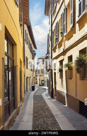 bellissima strada medievale a pavia in italia Foto Stock