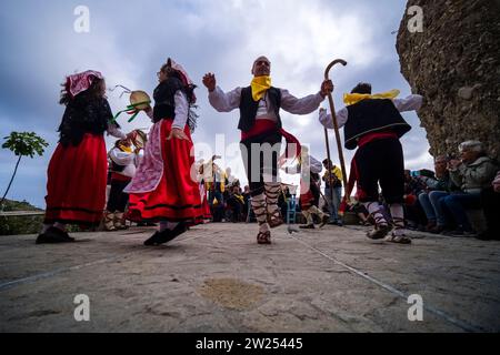 Danze tradizionali a Pentidattilo, eseguite da un gruppo di danza locale. Foto Stock