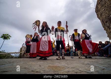 Danze tradizionali a Pentidattilo, eseguite da un gruppo di danza locale. Foto Stock