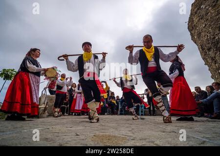 Danze tradizionali a Pentidattilo, eseguite da un gruppo di danza locale. Foto Stock