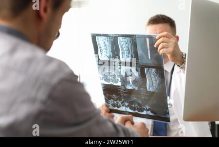 Medico tenere xray per colonna vertebrale ossea radiografia in mano Foto Stock