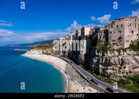 Vista di Tropea e della spiaggia dal monastero di Santa Maria dell'Isola, che si trova su una roccia sulla costa. Foto Stock