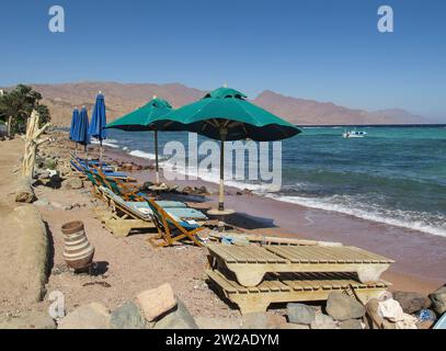 Leere Strandliegen, Küste, Strand, al Asalah Beach, Dahab, golf von Akaba, Rotes Meer, Sinai, Ägypten Foto Stock