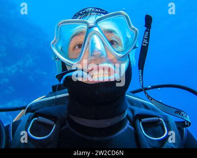 Kurioses Bild: Putzerfisch reinigt Taucher die Zähne, Putzsymbiose, Unterwasser-foto, Tauchplatz Blue Hole, Dahab, golf von Akaba, Rotes Meer, Sinai, Foto Stock