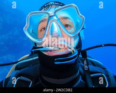 Kurioses Bild: Putzerfisch reinigt Taucher die Zähne, Putzsymbiose, Unterwasser-foto, Tauchplatz Blue Hole, Dahab, golf von Akaba, Rotes Meer, Sinai, Foto Stock