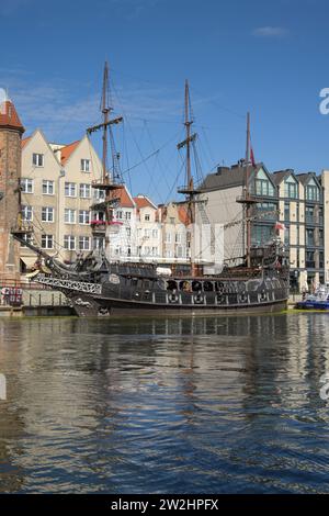 Nachbau Piratenschiff Czarna-Perla, Ausflugsboot auf der Motlawa, Altstadt, Danzica, Woiwodschaft Pommern, Polen Foto Stock