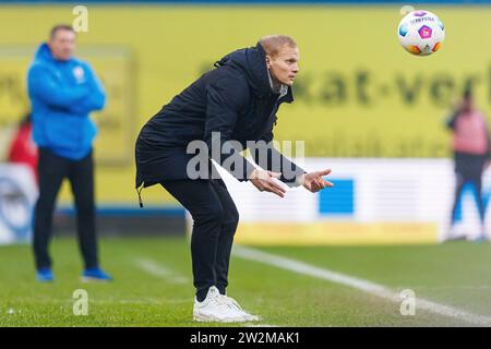 Rostock, Deutschland. 10 dicembre 2023. Firo: 10.12.2023, calcio, 1° campionato, 1° Bundesliga, stagione 2023/2024, FC Hansa Rostock - FC Schalke 04 allenatore Karel Geraerts (FC Schalke 04) intera cifra, con palla credito: dpa/Alamy Live News Foto Stock