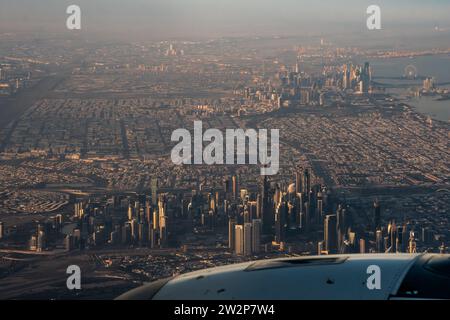 La proliferazione urbana di Dubai, dal quartiere finanziario a Dubai Marina, ha visto un aereo, negli Emirati Arabi Uniti. Burj Khalifa, Dubai Marina, Jebel Ali Port visib Foto Stock