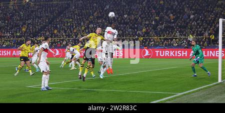 Dortmund, Deutschland. 13 dicembre 2023. Firo: 13.12.2023, calcio, UEFA CHAMPIONS LEAGUE, stagione 2023/2024, UCL, CL, Group phase, BVB, Borussia Dortmund - PSG, Paris Saint Germain 1:1 Marius WOLF, BVB versus Randal KOLO MUANI/dpa/Alamy Live News Foto Stock