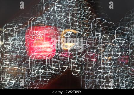 Fascio di luce astratto derivante dalla lunga esposizione delle luci di Natale. Percorsi luminosi che mostrano il movimento intenzionale della fotocamera. Foto Stock
