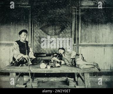 Fumo di oppio a Taiwan. Foto storica scattata nella tarda dinastia Qing (1644-1911). Foto Stock