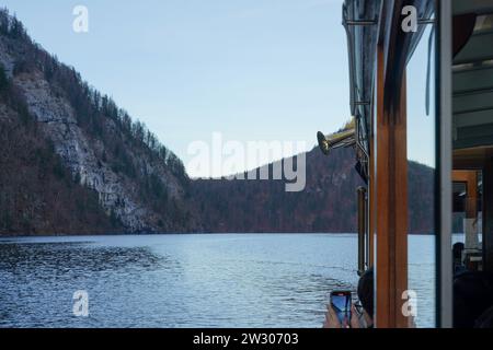 La gita in barca attraverso il lago Königssee ti porta oltre il muro Echo, famoso in tutto il mondo. L'autista della barca utilizza una tromba per mostrare l'eco sulla parete. Foto Stock