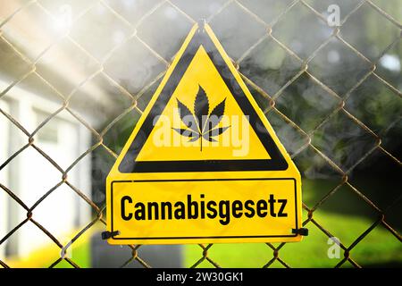 FOTOMONTAGE, Schild mit Hanfblatt und Aufschrift Cannabisgesetz Foto Stock