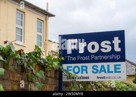 Old Windsor, Regno Unito. 13 dicembre 2023. Un Consiglio degli agenti immobiliari Frost fuori da una casa in vendita a Old Windsor, Berkshire. Si prevede che i prezzi delle proprietà scenderanno l'anno prossimo. Credito: Maureen McLean/Alamy Foto Stock