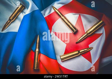 Patronen liegen auf den Fahnen von Russland und Nordkorea Foto Stock
