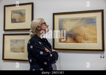 Edimburgo, Regno Unito. 21 dicembre 2023 nella foto: Senior Curator, Charlotte Topsfield, recensendo la mostra tra cui Heidelberg, 1846 di JMW Turner. La tanto attesa esposizione annuale delle National Galleries of Scotland degli acquerelli di J.M.W. Turner si svolge tra il 1° gennaio 2024 e il 31 2024 gennaio. Saranno esposte quasi 40 opere, tra cui paesaggi spettacolari dall'Himalaya, dalle Alpi svizzere e dall'isola di Skye. Viaggiando attraverso la Gran Bretagna, l'Europa e oltre, questa affascinante mostra cattura la vita e la carriera di questo amato artista. Crediti: Rich Dyson/Alamy Live News Foto Stock