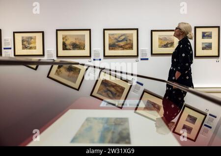 Edimburgo, Regno Unito. 21 dicembre 2023 nella foto: Senior Curator, Charlotte Topsfield, che esamina una selezione di immagini della mostra. La tanto attesa esposizione annuale delle National Galleries of Scotland degli acquerelli di J.M.W. Turner si svolge tra il 1° gennaio 2024 e il 31 2024 gennaio. Saranno esposte quasi 40 opere, tra cui paesaggi spettacolari dall'Himalaya, dalle Alpi svizzere e dall'isola di Skye. Viaggiando attraverso la Gran Bretagna, l'Europa e oltre, questa affascinante mostra cattura la vita e la carriera di questo amato artista. Crediti: Rich Dyson/Alamy Live News Foto Stock