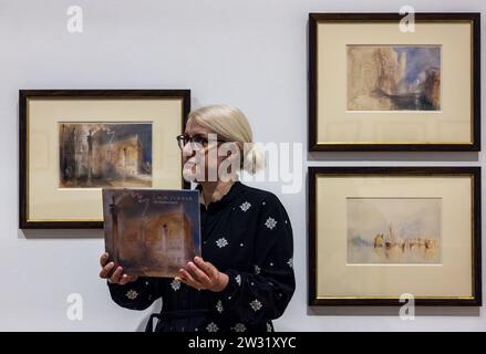 Edimburgo, Regno Unito. 21 dicembre 2023 nella foto: Senior Curator Charlotte Topsfield, recensendo la mostra, compresa la Piazzetta, Venezia, 1840 di JMW Turner. La tanto attesa esposizione annuale delle National Galleries of Scotland degli acquerelli di J.M.W. Turner si svolge tra il 1° gennaio 2024 e il 31 2024 gennaio. Saranno esposte quasi 40 opere, tra cui paesaggi spettacolari dall'Himalaya, dalle Alpi svizzere e dall'isola di Skye. Viaggiando attraverso la Gran Bretagna, l'Europa e oltre, questa affascinante mostra cattura la vita e la carriera di questo amato artista. Credito: Rich Dyson/Alam Foto Stock