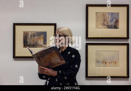 Edimburgo, Regno Unito. 21 dicembre 2023 nella foto: Senior Curator Charlotte Topsfield, recensendo la mostra, compresa la Piazzetta, Venezia, 1840 di JMW Turner. La tanto attesa esposizione annuale delle National Galleries of Scotland degli acquerelli di J.M.W. Turner si svolge tra il 1° gennaio 2024 e il 31 2024 gennaio. Saranno esposte quasi 40 opere, tra cui paesaggi spettacolari dall'Himalaya, dalle Alpi svizzere e dall'isola di Skye. Viaggiando attraverso la Gran Bretagna, l'Europa e oltre, questa affascinante mostra cattura la vita e la carriera di questo amato artista. Credito: Rich Dyson/Alam Foto Stock