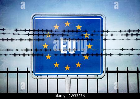 FOTOMONTAGE, EU-Schild hinter Stacheldraht, Symbolfoto EU-Außengrenzen und Migrationskrise Foto Stock