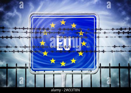 FOTOMONTAGE, EU-Schild hinter Stacheldraht, Symbolfoto EU-Außengrenzen und Migrationskrise Foto Stock