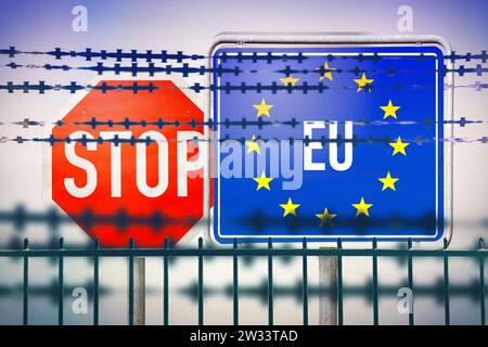 FOTOMONTAGE, EU- und Stopschild hinter Stacheldraht, Symbolfoto EU-Außengrenzen und Migrationskrise Foto Stock