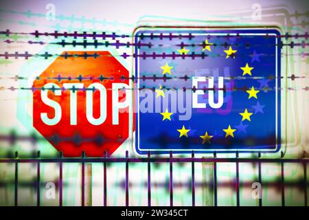 FOTOMONTAGE, EU- und Stopschild hinter Stacheldraht, Symbolfoto EU-Außengrenzen und Migrationskrise Foto Stock