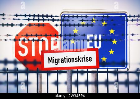 FOTOMONTAGE, Schild mit Aufschrift Migrationskrise vor EU- und Stopschild hinter Stacheldraht Foto Stock