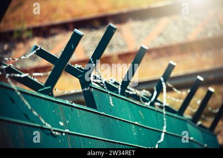 MIT Stacheldraht gesicherter Zaun, Symbolfoto Sicherung der EU-Außengrenzen Foto Stock