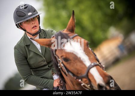 Jaydan Stettner del Canada compete al Canadian Premier Horse Show del 2023 al Thunderbird Show Park di Langley, Canada. Foto Stock