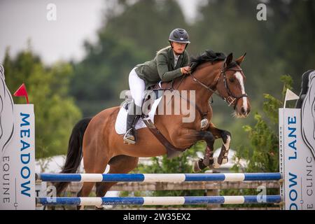 Jaydan Stettner del Canada compete al Canadian Premier Horse Show del 2023 al Thunderbird Show Park di Langley, Canada. Foto Stock