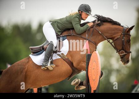 Jaydan Stettner del Canada compete al Canadian Premier Horse Show del 2023 al Thunderbird Show Park di Langley, Canada. Foto Stock