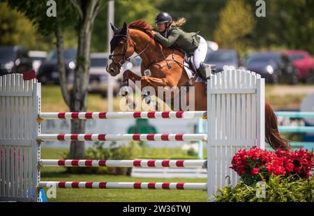 Jaydan Stettner del Canada compete al Canadian Premier Horse Show del 2023 al Thunderbird Show Park di Langley, Canada. Foto Stock