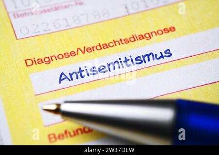 FOTOMONTAGE, Ärztlicher Überweisungsschein mit Diagnose Antisemitismus Foto Stock